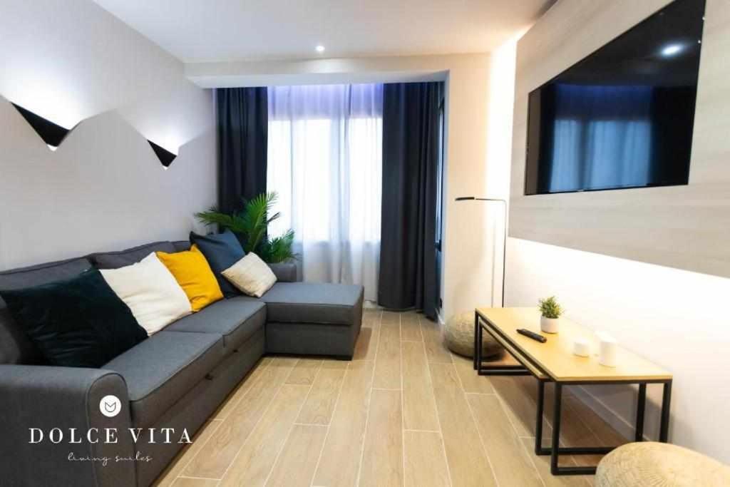 比亚雷亚尔Apartamento Milano Living Suites en Vila real的客厅配有沙发和桌子
