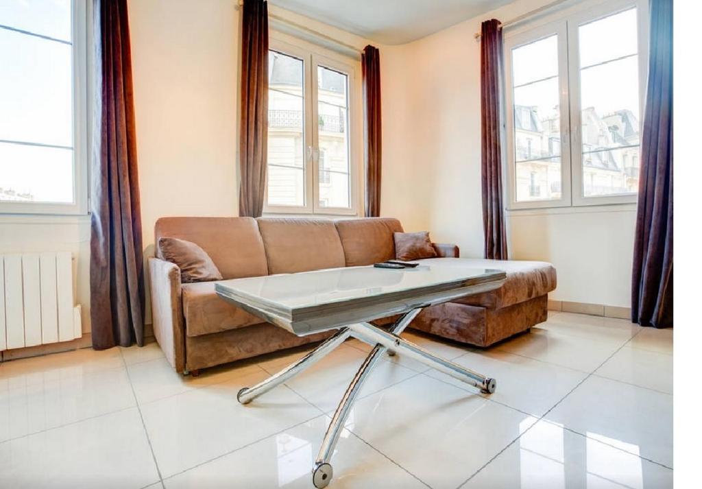 巴黎巴黎圣母院光明公寓的客厅配有沙发和桌子