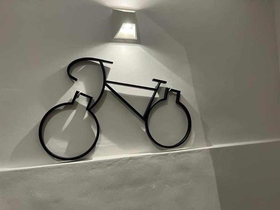 贝莱斯德韦瑙达利亚La Bicicleta, Duplex en Vélez Benaudalla的墙上一副眼镜
