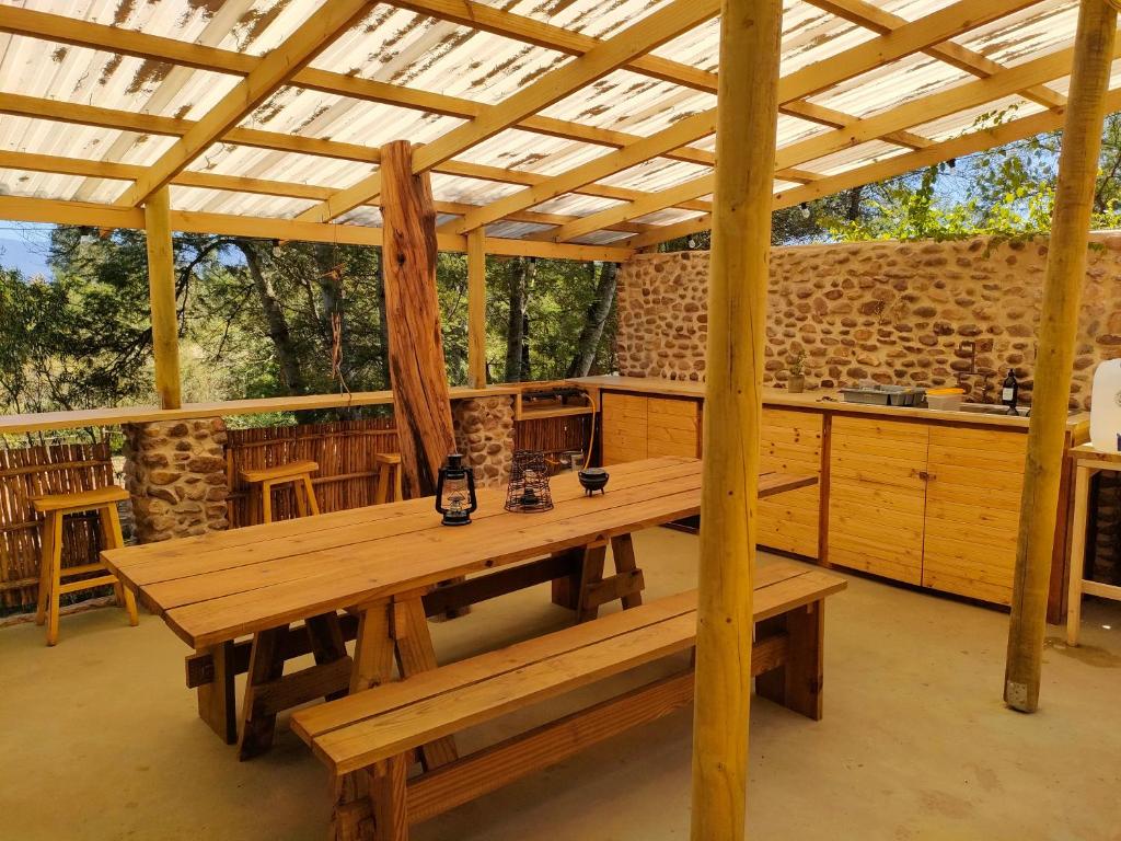 斯韦伦丹Gaia Double or Twin Bell Tent的一个带木桌和长凳的亭子