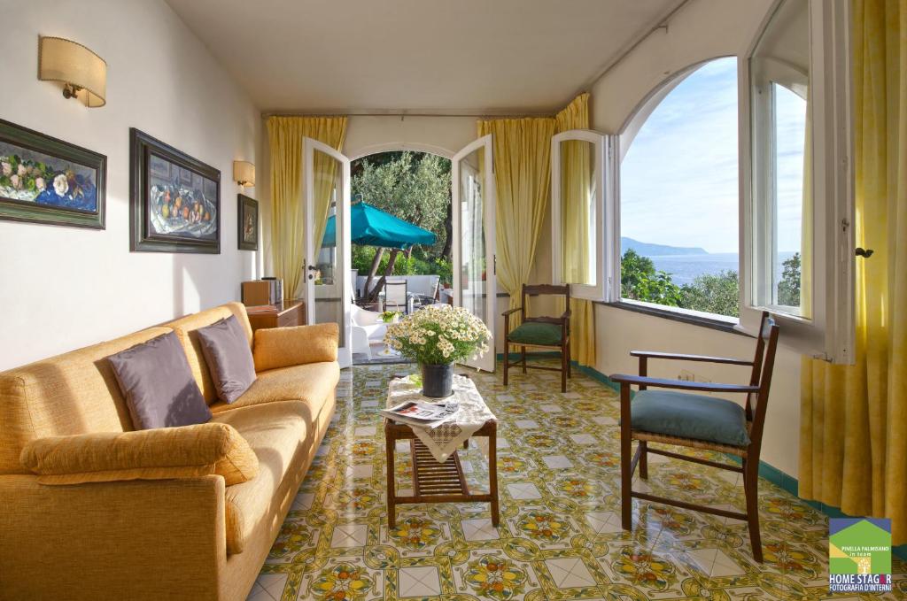 马萨鲁布朗斯Villa Dafne的客厅配有沙发和桌子