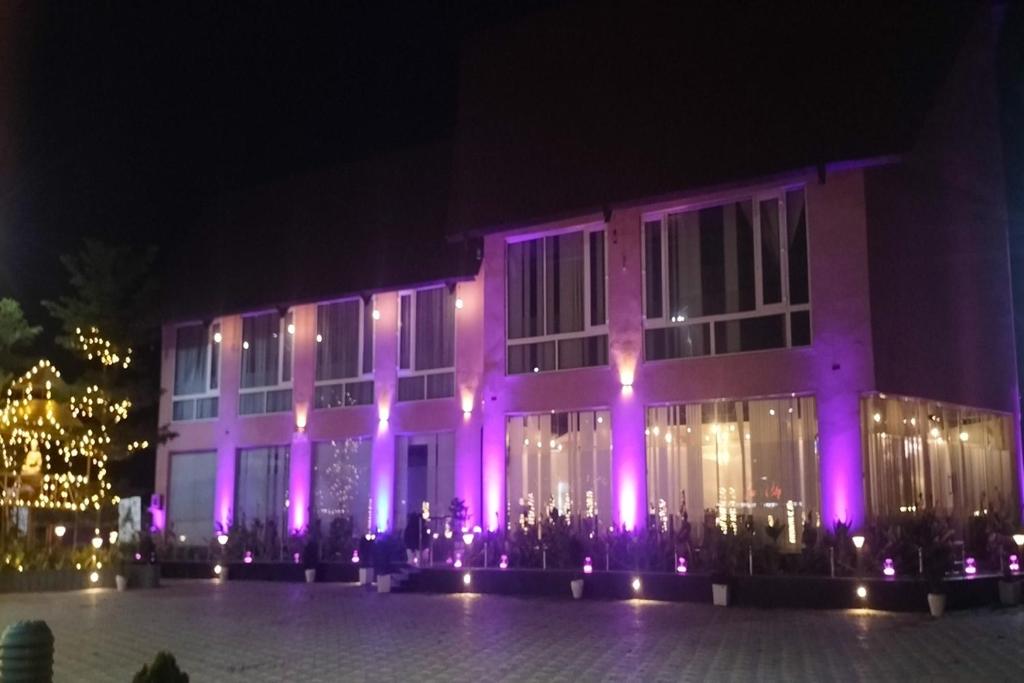 NadwānFun N City Water Park , Adventure & Resort , Patna的一座晚上有紫色灯光的建筑