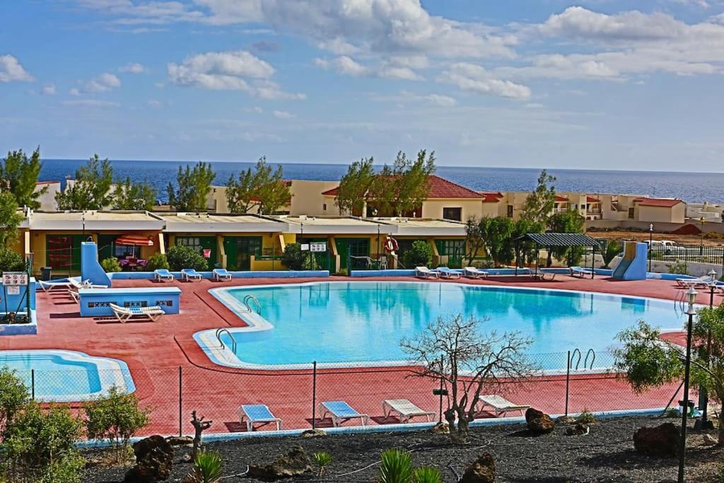 科斯塔德安提瓜FELIX HOUSE sea views的度假村内的大型游泳池