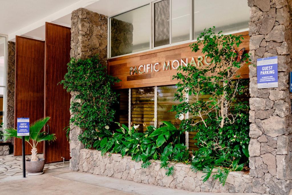 檀香山Pacific Monarch Hotel的植物建筑前的商店