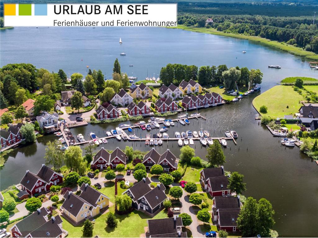 文迪施里茨Marinapark Scharmützelsee的享有码头河流上的度假胜地的空中景致