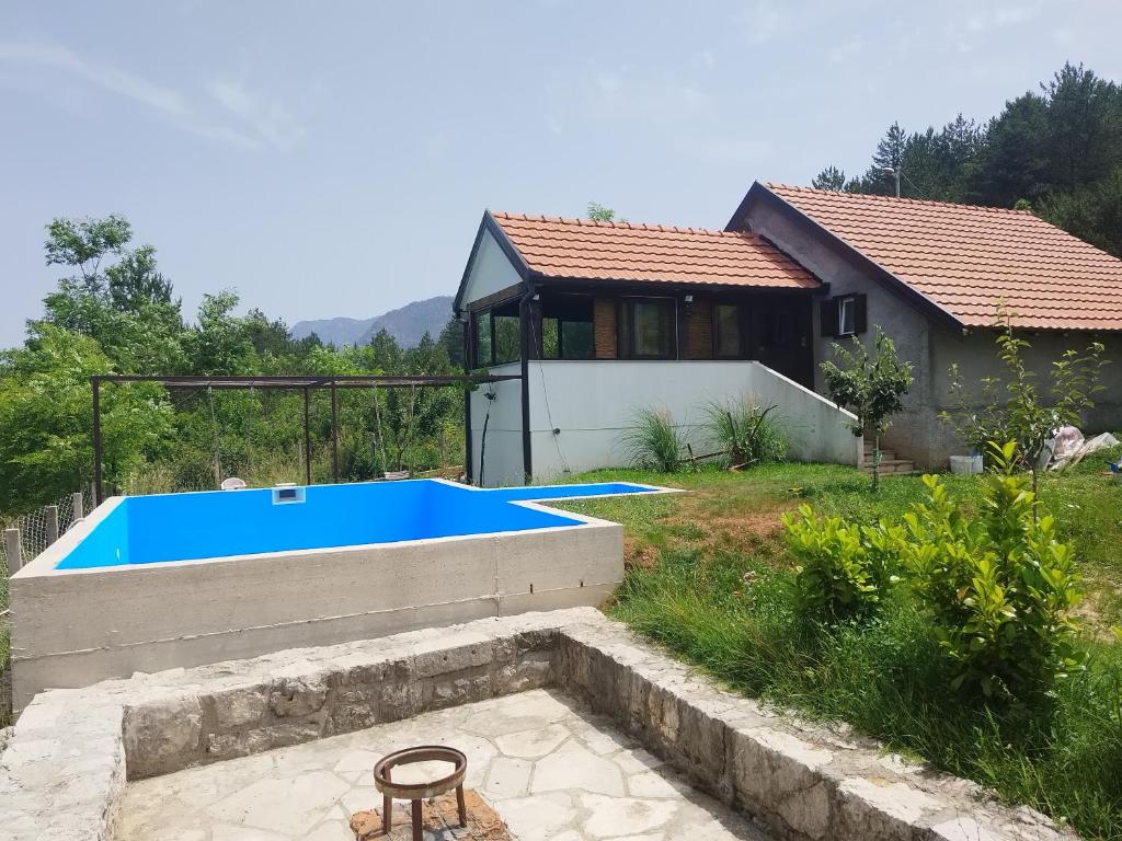 特雷比涅Trebinje - Lastva - Vikendica Vukovic-的庭院中带游泳池的房子