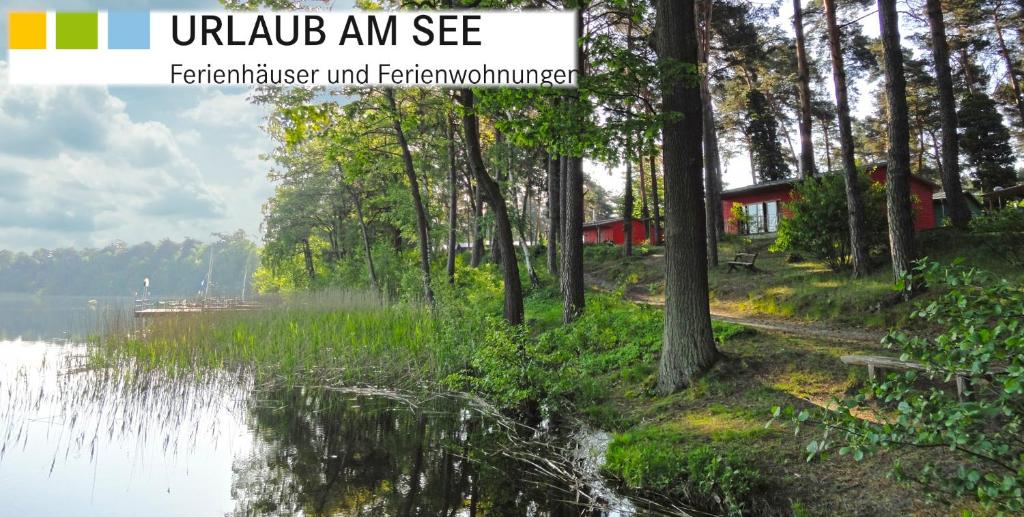 文迪施里茨Ferienpark am Glubigsee的享有湖景,设有红色小屋