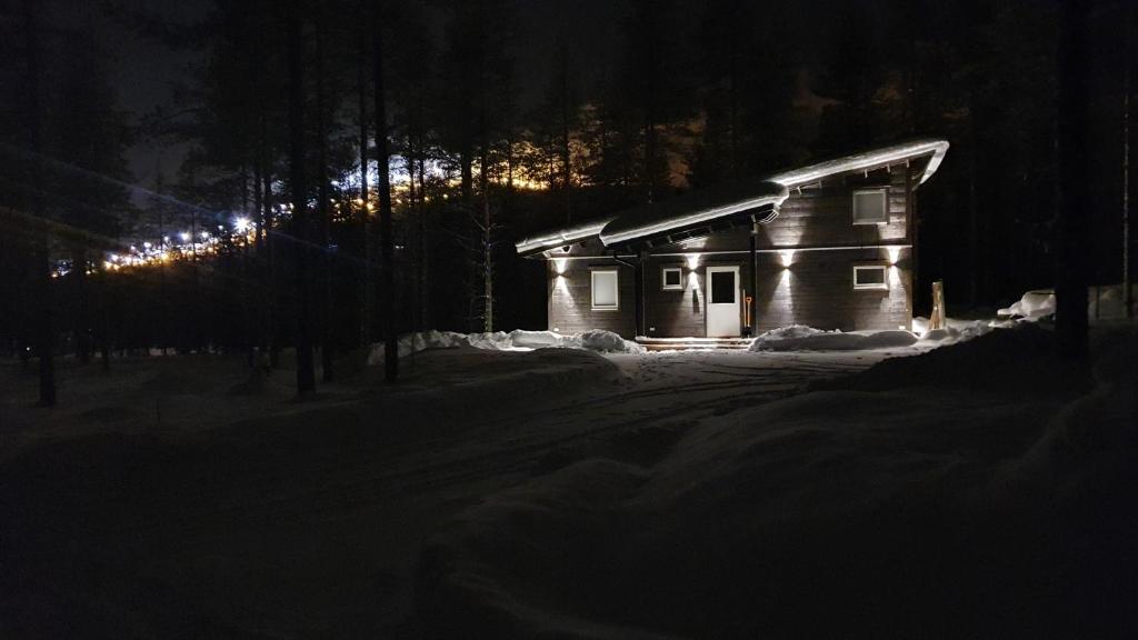 普哈圣山Holiday home Villa Esteri的夜间雪地里的小木屋