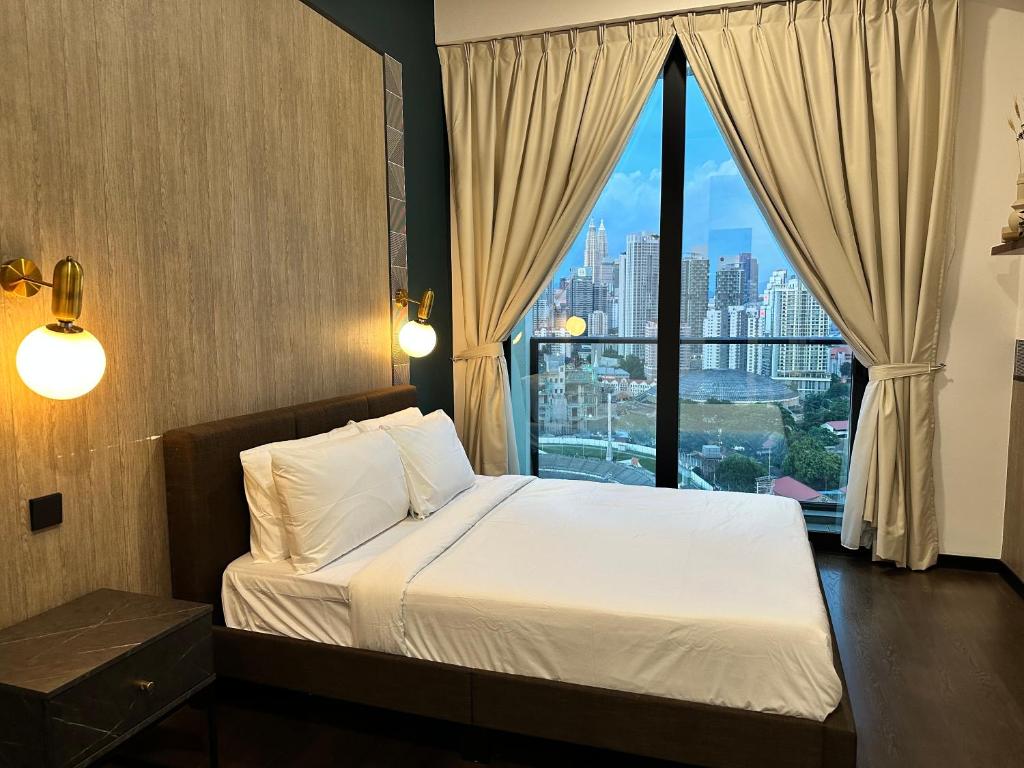 吉隆坡Millennium Suite At Opus Residence的一间卧室设有一张床和一个大窗户