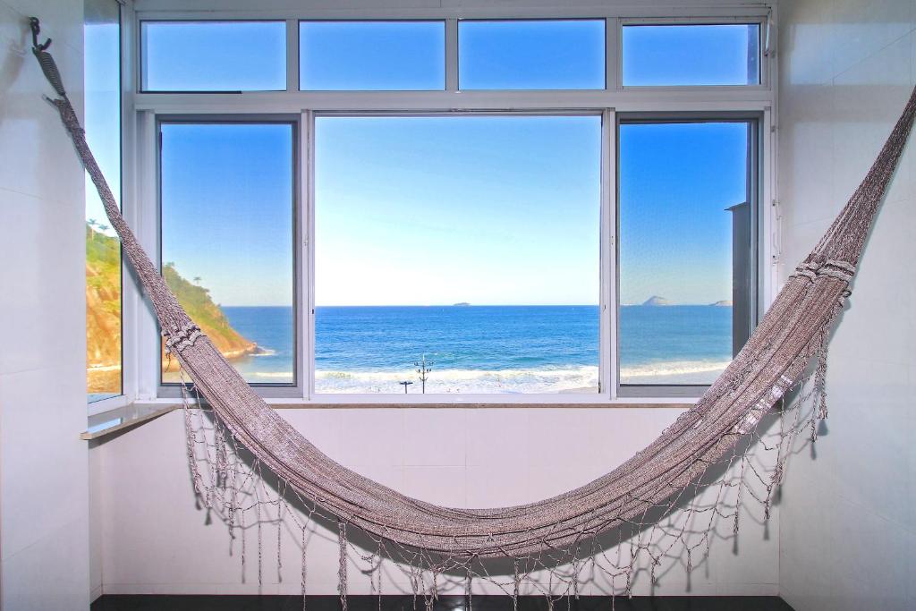 里约热内卢Rio Spot Homes vista praia D047的海景客房中的吊床