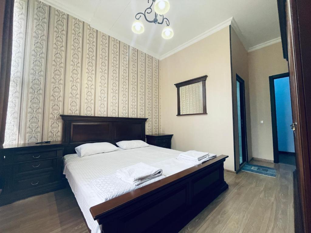 库塔伊西HOTEL AiSi აისი的一间卧室配有一张带白色床单的大床