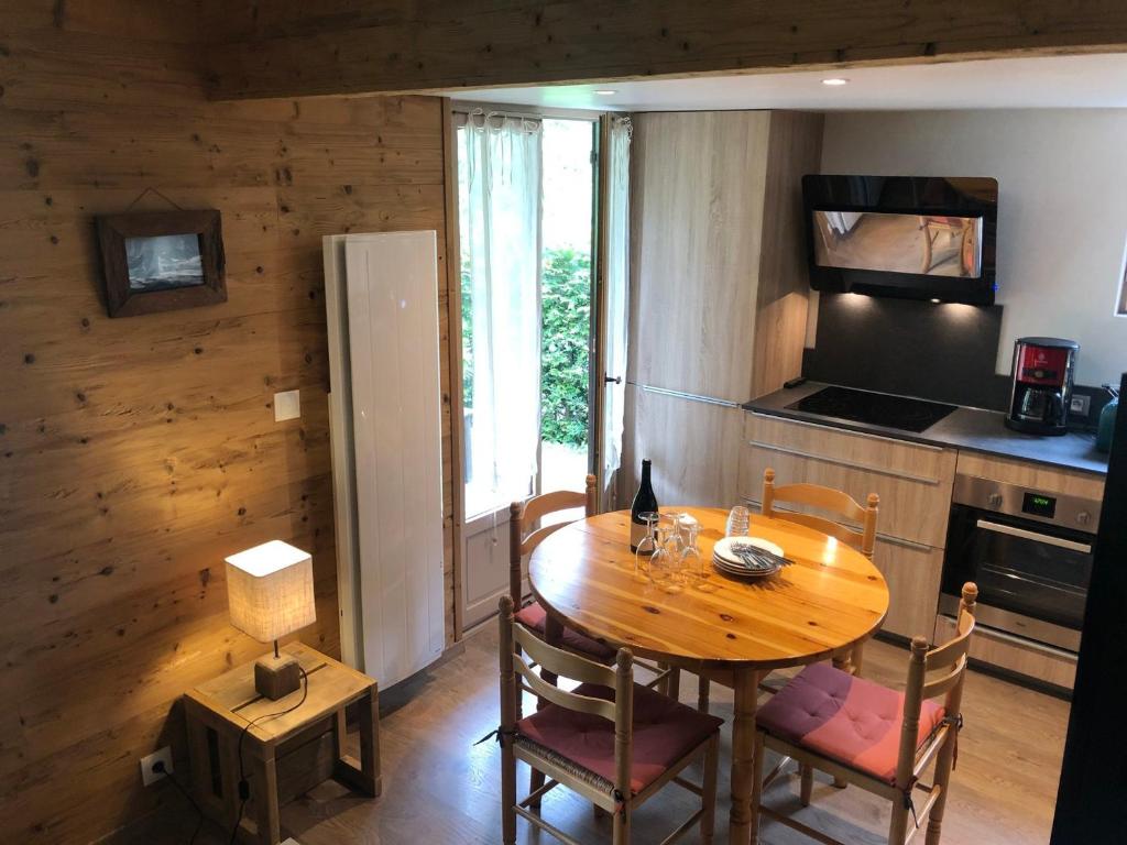 巴斯洛内特Chalet Barcelonnette, 4 pièces, 6 personnes - FR-1-165A-145的厨房配有木桌、椅子和冰箱