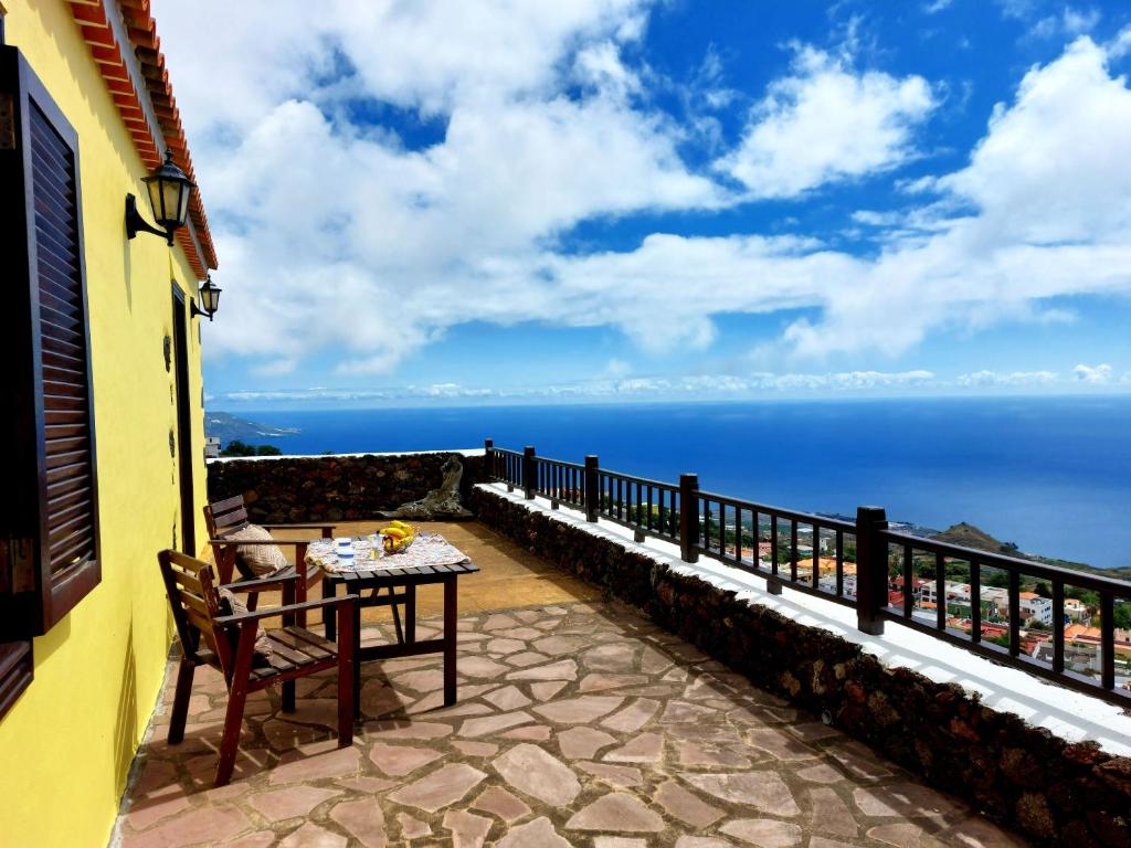 马佐Las Toscas的俯瞰大海的阳台配有桌椅