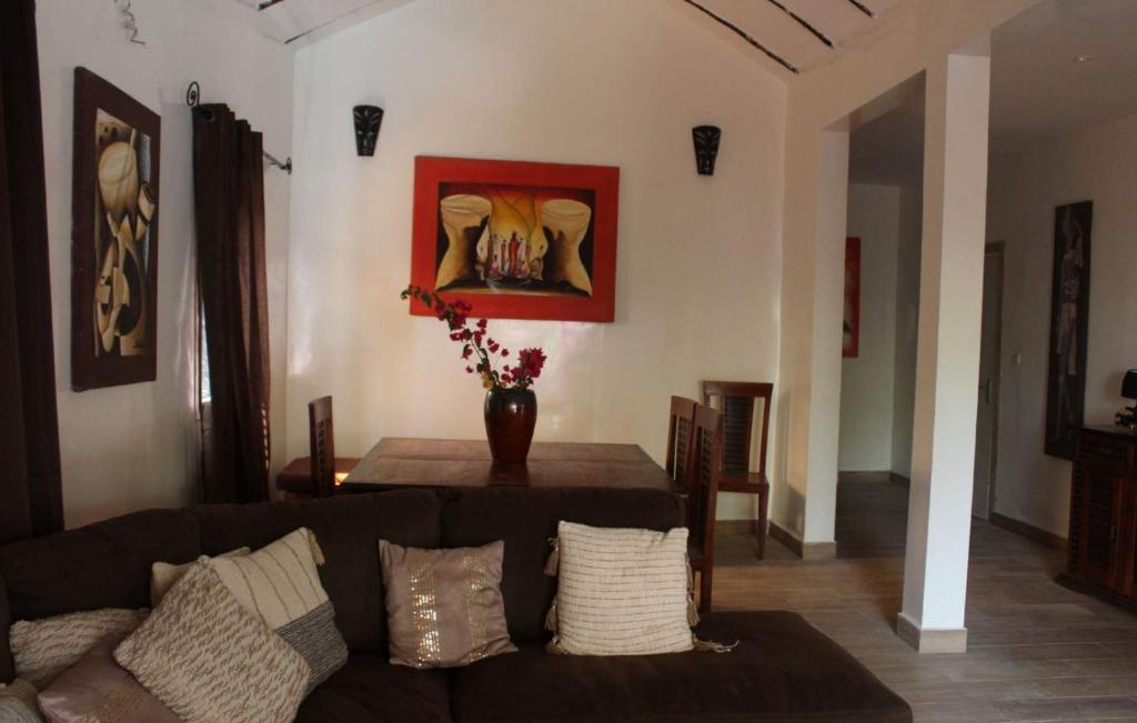 恩加帕鲁Villa Ty an heol的客厅配有沙发和桌子