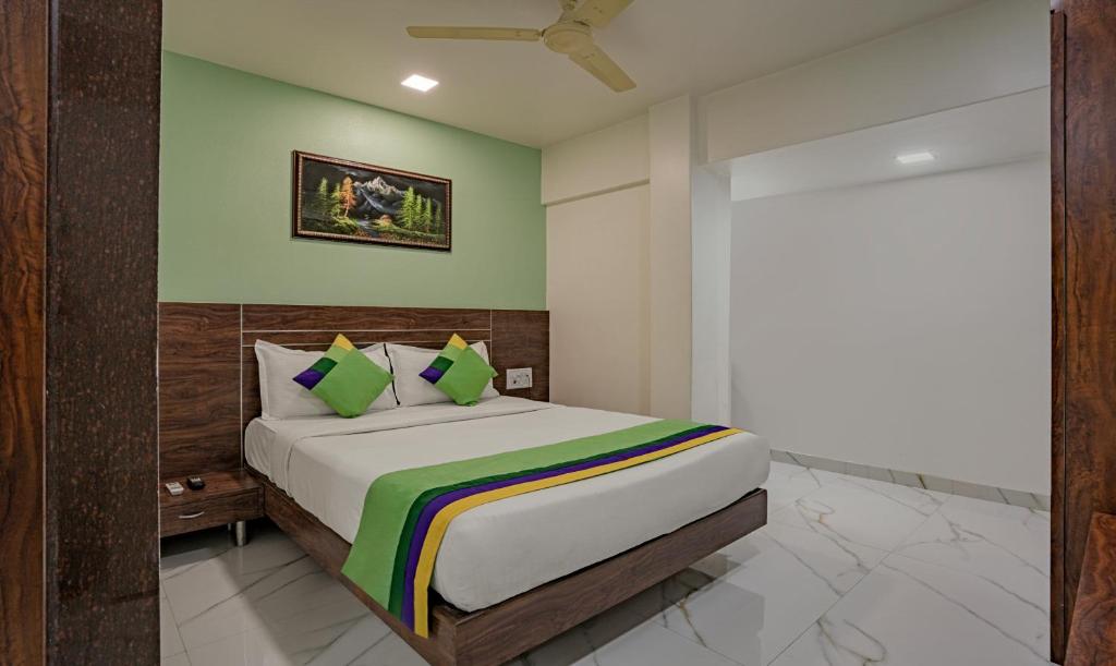 孟买Treebo Trend Atithi Inn的一间卧室配有一张特大号床。