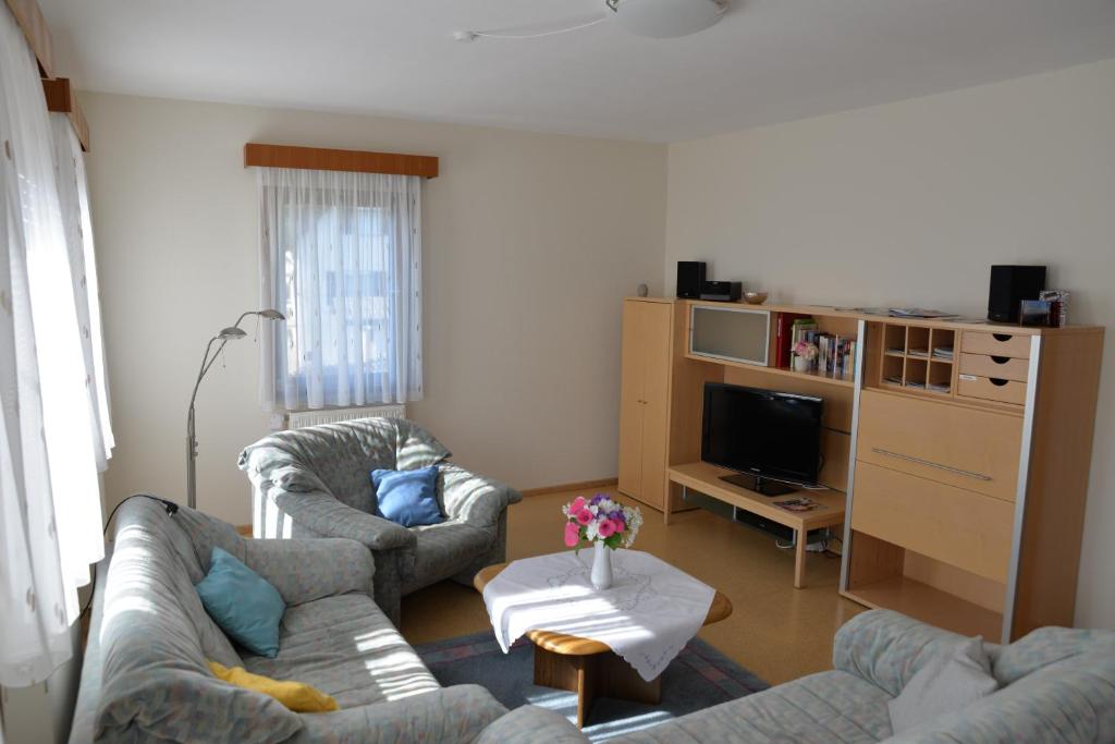 阿尔布斯塔特Ferienwohnung Dürnbach的客厅配有两张沙发和一台电视机