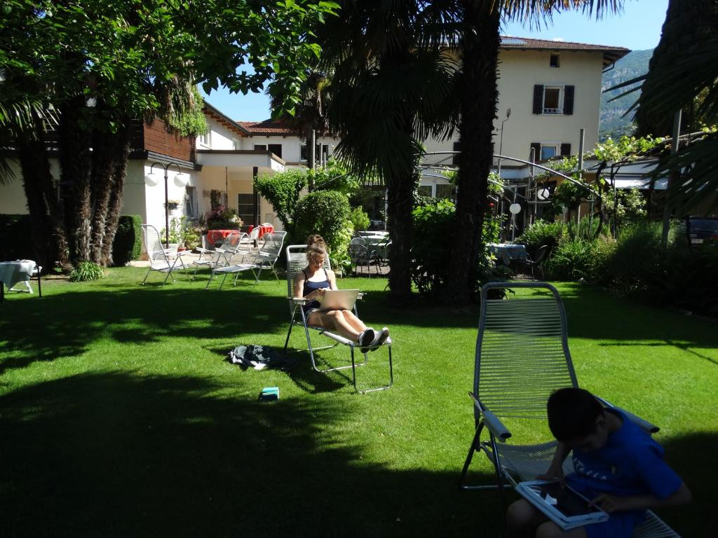 托尔博莱加尼伊斯基亚住宿加早餐旅馆的两个人坐在院子里的草坪椅上