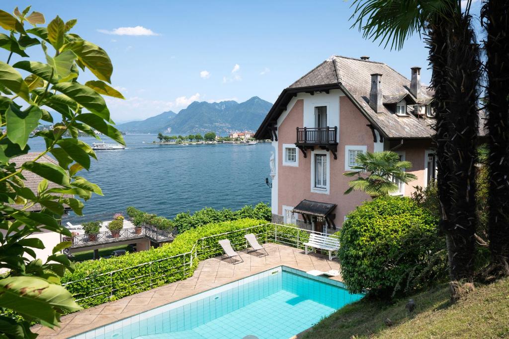 巴韦诺villa rosa的水边的一座房子,有一个游泳池