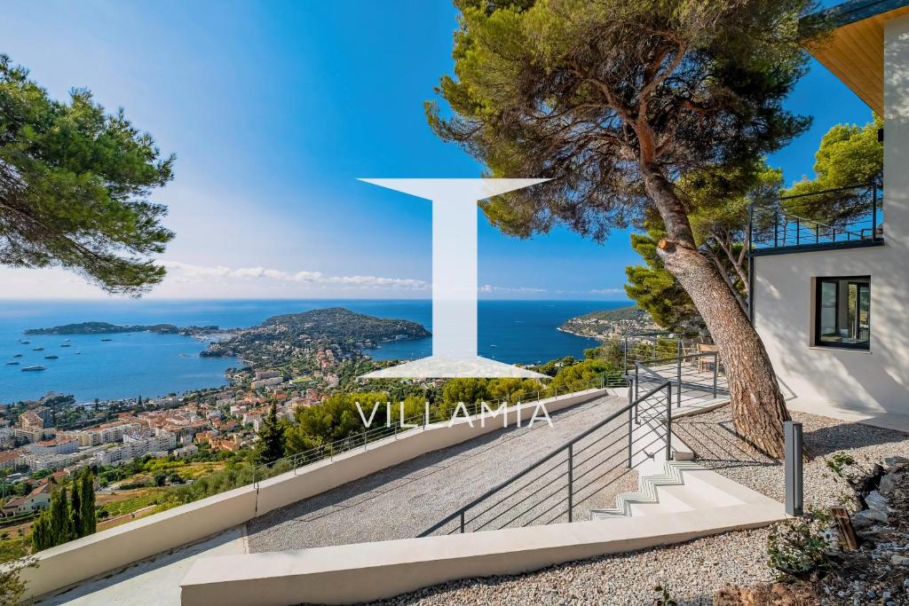 滨海自由城Villa Vista Mare by iVillamia的山顶上的十字架,享有海景