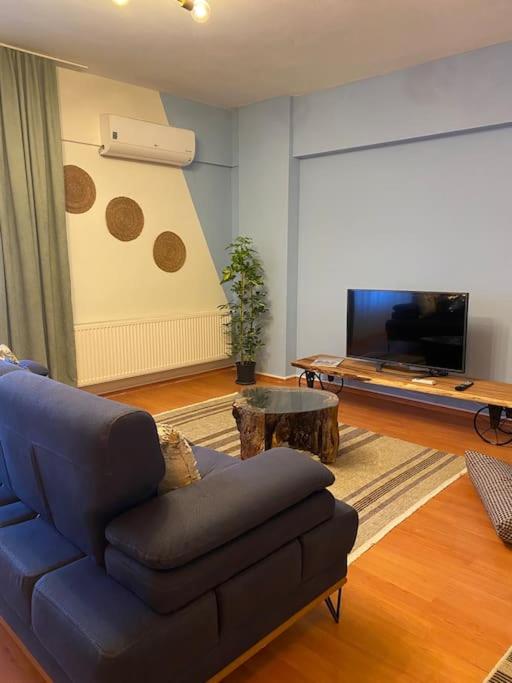 恰纳卡莱Merkezde 2+1 Geniş Daire的带沙发和平面电视的客厅