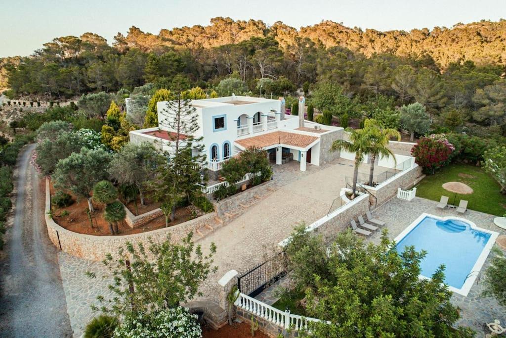 波蒂纳茨Finca Norte, Amazing villa close to the best Beaches的享有带游泳池的房屋的空中景致