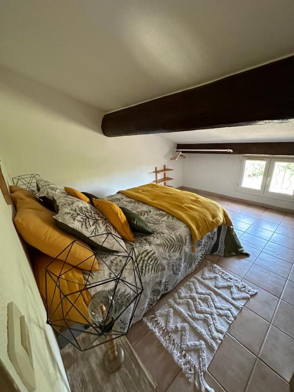 莫吉奥Le mas du bosc的卧室配有一张床