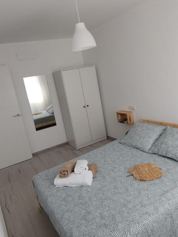托雷洪厄尔卢比奥Un Lugar Llamado Descanso en Monfrague的一间卧室配有带毛巾和镜子的床