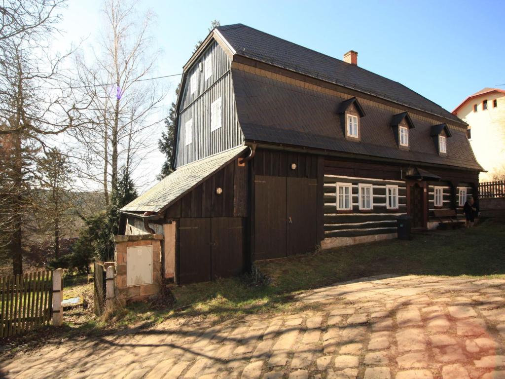 MeznáHoliday Home Mezná u Hřenska by Interhome的黑色屋顶的大型棕色谷仓