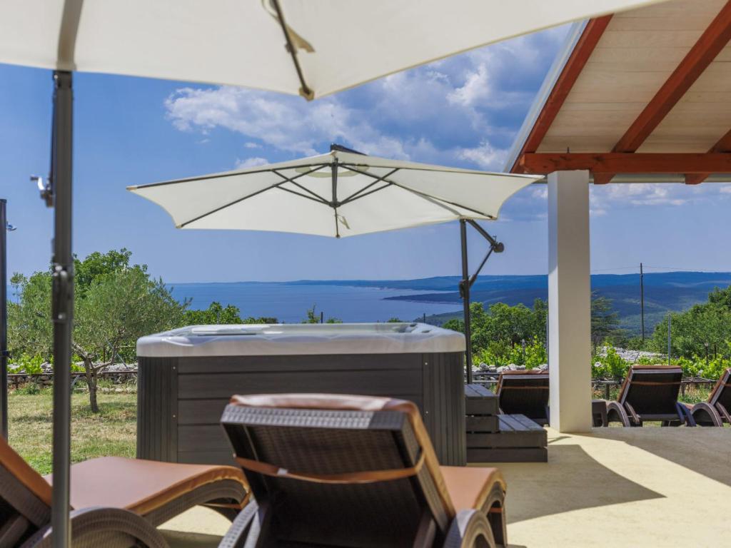 拉宾Holiday Home Casa Di Nelo by Interhome的庭院配有遮阳伞和桌椅。
