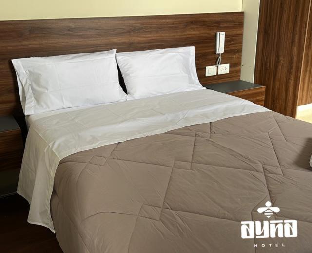 查查波亚斯Ayña Hotel的一张大床,位于酒店客房内