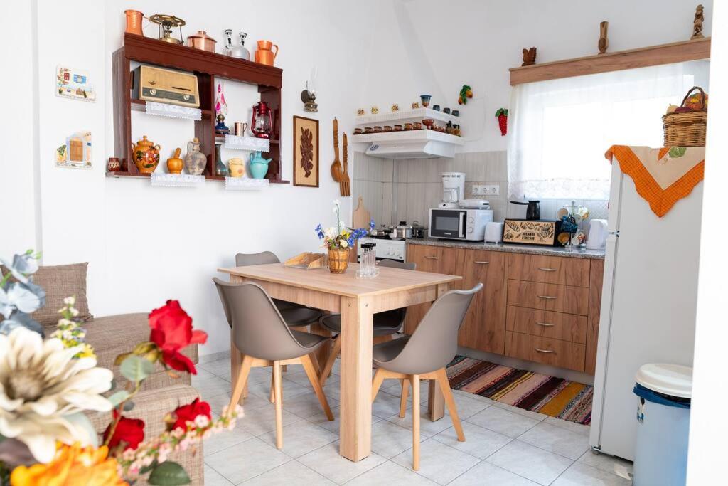 科斯镇Zografia - Charming House near the coast的厨房配有木桌和椅子