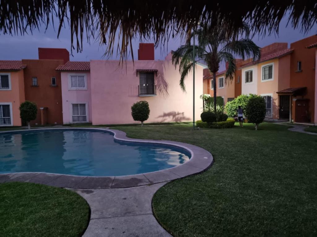 Emiliano ZapataAgusticidad en Cuernavaca的一座房子的院子内的游泳池