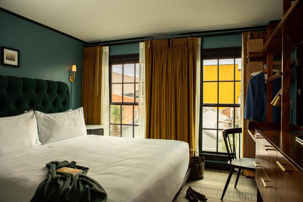 查尔斯顿Hotel Emeline的酒店客房设有一张床和一个大窗户