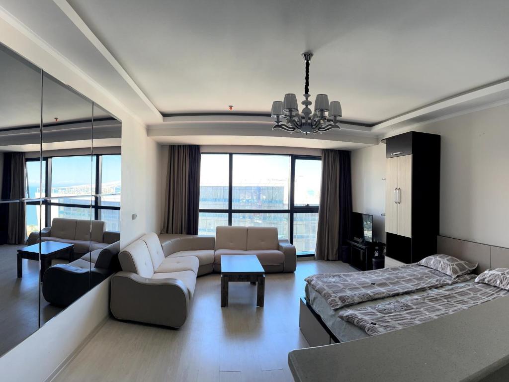 巴统Angel Apartment in Porta Batumi的客厅配有床和沙发