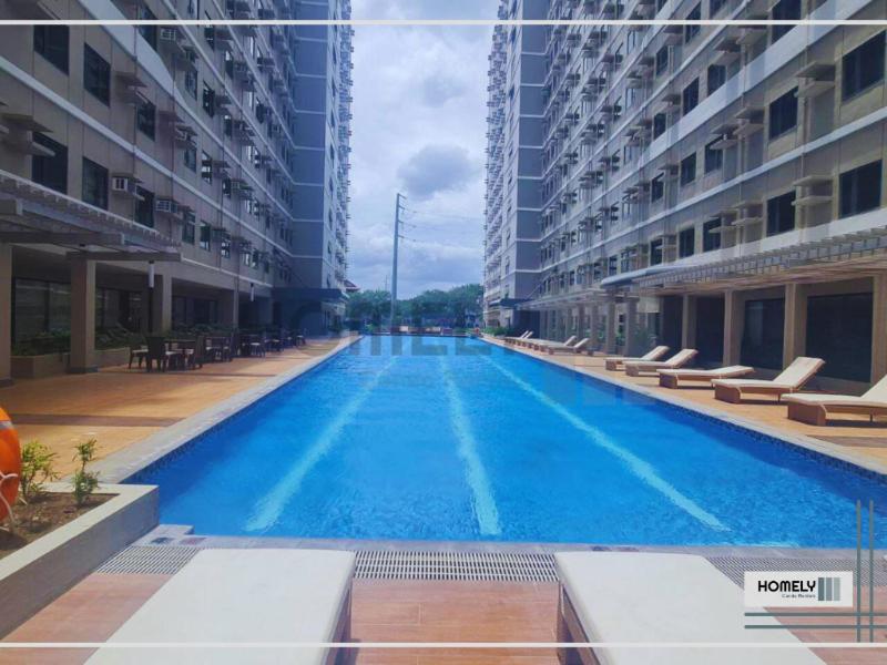 Pasong BayogHomely - SMDC Green 2 Residences, Dasmarinas City的大楼中央的大型游泳池