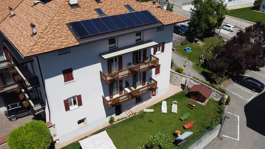 布雷斯Agriturismo La Canonica的享有带太阳能屋顶的房子的顶部景色