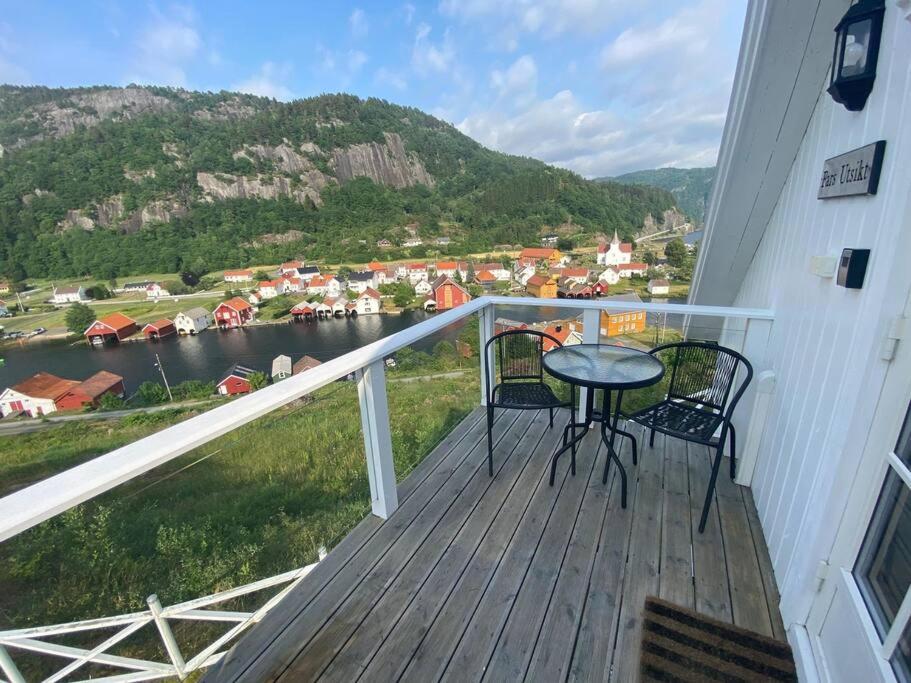 FedaSouthern bliss - Sørlandsidyll的阳台配有桌椅,享有河景