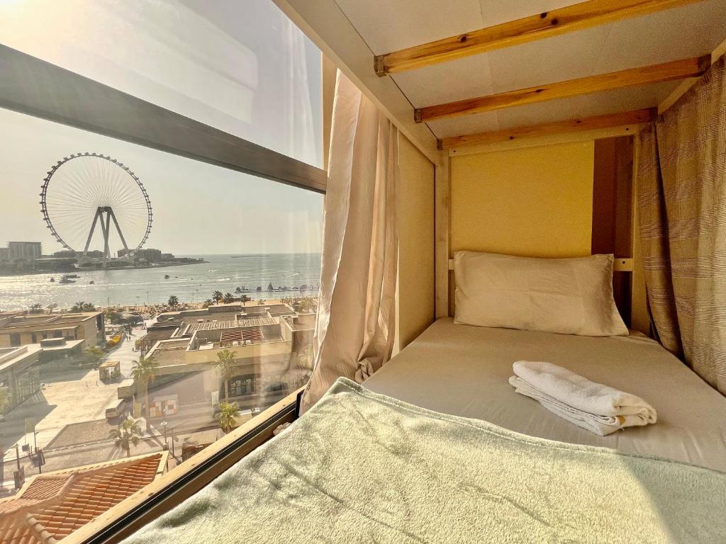 迪拜York Backpackers - Jumeirah Beach的海滩景客房的一张床位