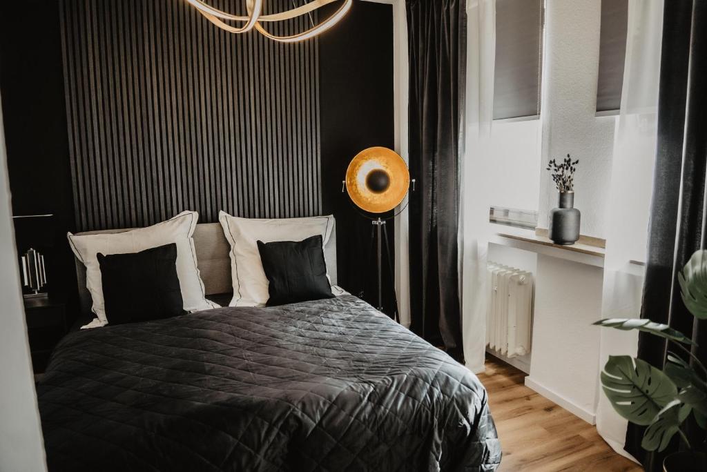 科隆Boutique Hotel Cologne的一间卧室配有一张带黑白枕头的床