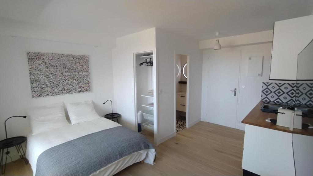 索尔特奥瑟戈尔La Junior Suite的一间白色卧室,配有床和厨房