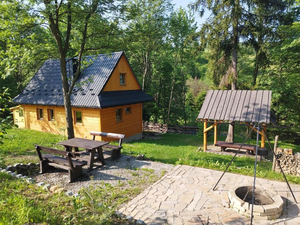 GrywałdZa Potokiem的小木屋设有野餐桌和凉亭