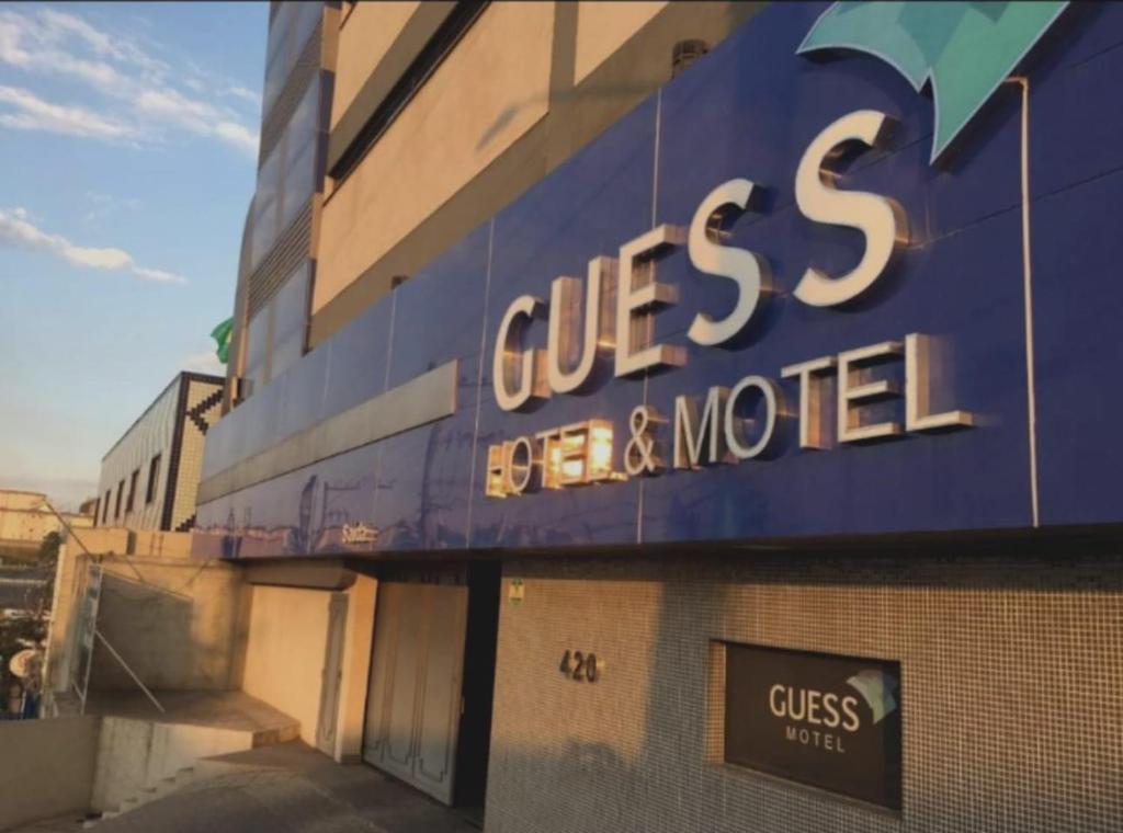 瓜鲁柳斯Guess Hotel & Motel的建筑的侧面有蓝色标志