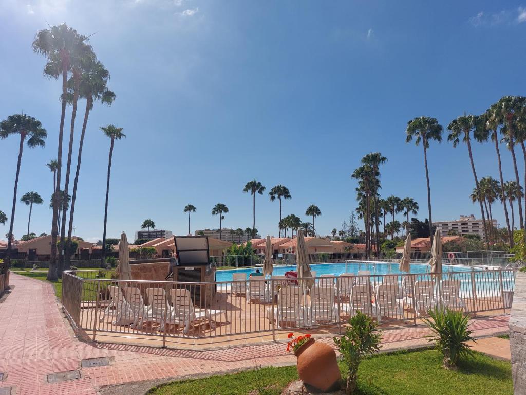 圣巴托洛梅Bungalow Playa del Ingles的一个带椅子的度假游泳池