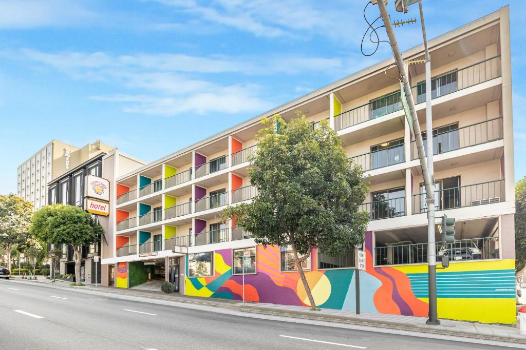 旧金山Samesun San Francisco的一面有彩色壁画的建筑