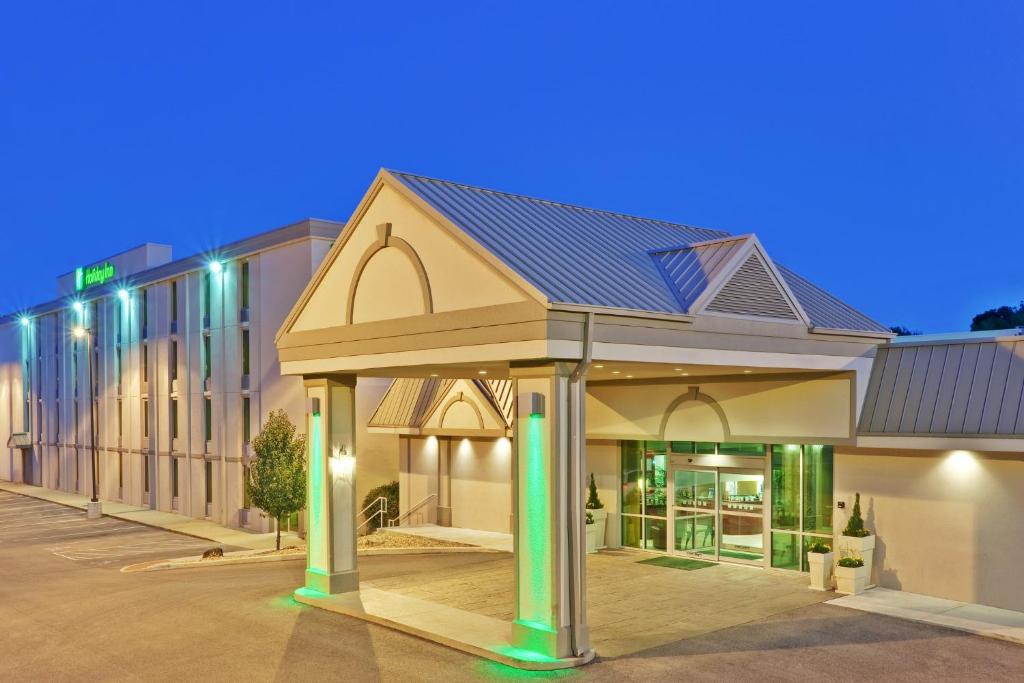 布卢明顿Holiday Inn Bloomington-University Area, an IHG Hotel的停车场内带凉亭的建筑