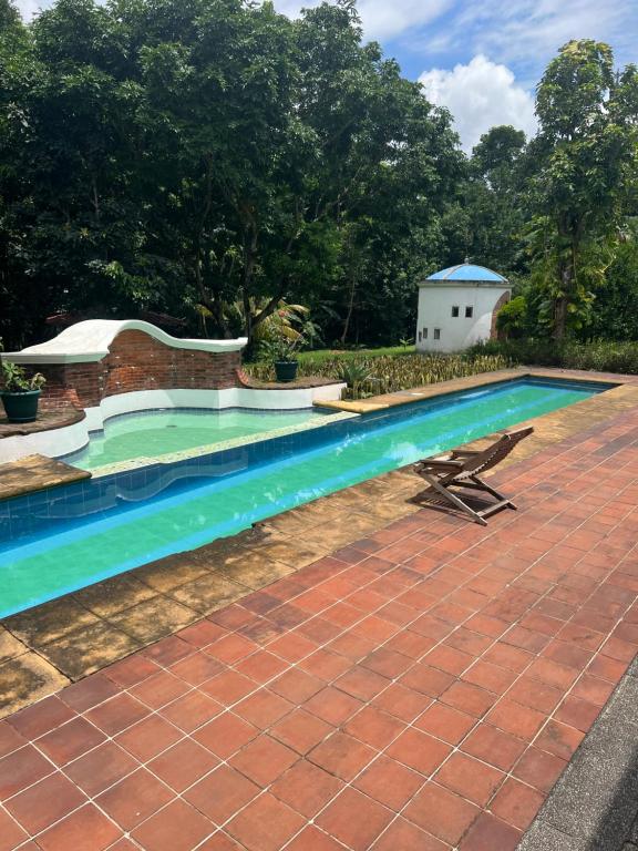 危地马拉Casa vacacional en escuintla的一座带房子的庭院内的游泳池