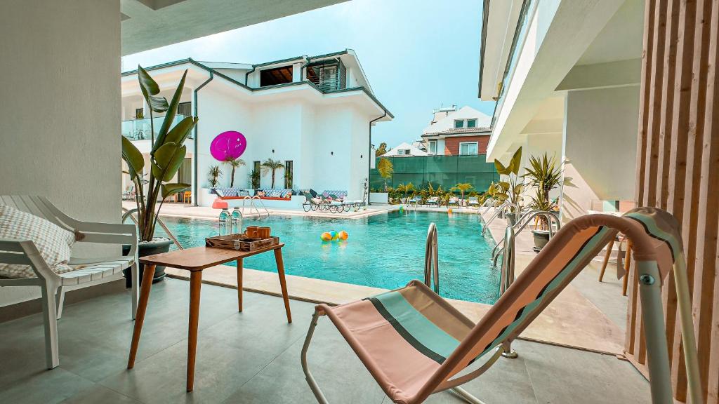 费特希耶S-Cape Hotel Fethiye的一个带椅子和桌子的游泳池