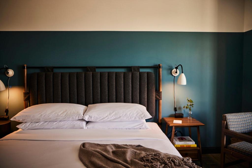 哥伦布The Junto的一间卧室设有一张蓝色墙壁的大床