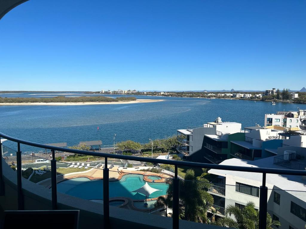 卡伦德拉Exclusive Apartment with Ocean Views的从大楼的阳台上可欣赏到水景