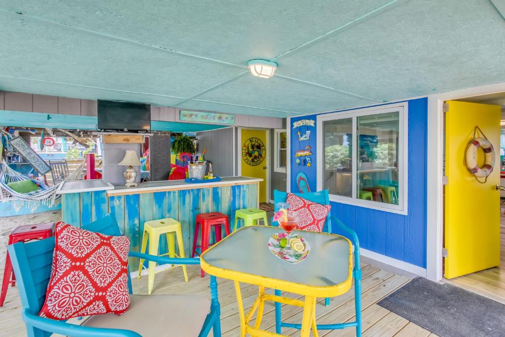 默特尔比奇Colorful Murrells Inlet Gem with Outdoor Space!的一间带桌椅的用餐室